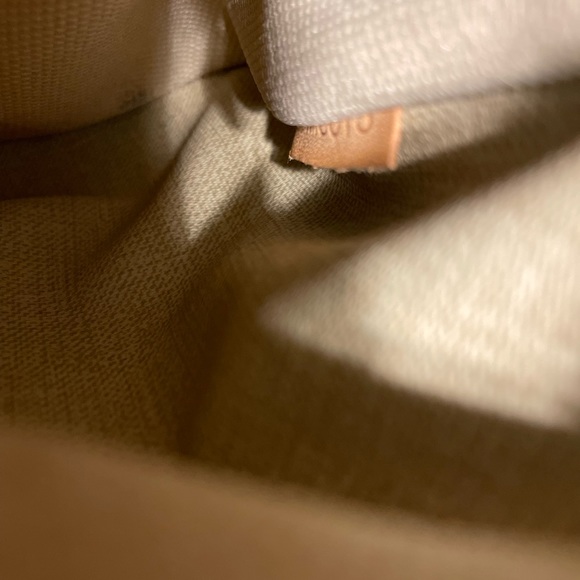 Authentic Louis Vuitton,very good condition hasn’t been used in awhile. - Picture 5 of 5
